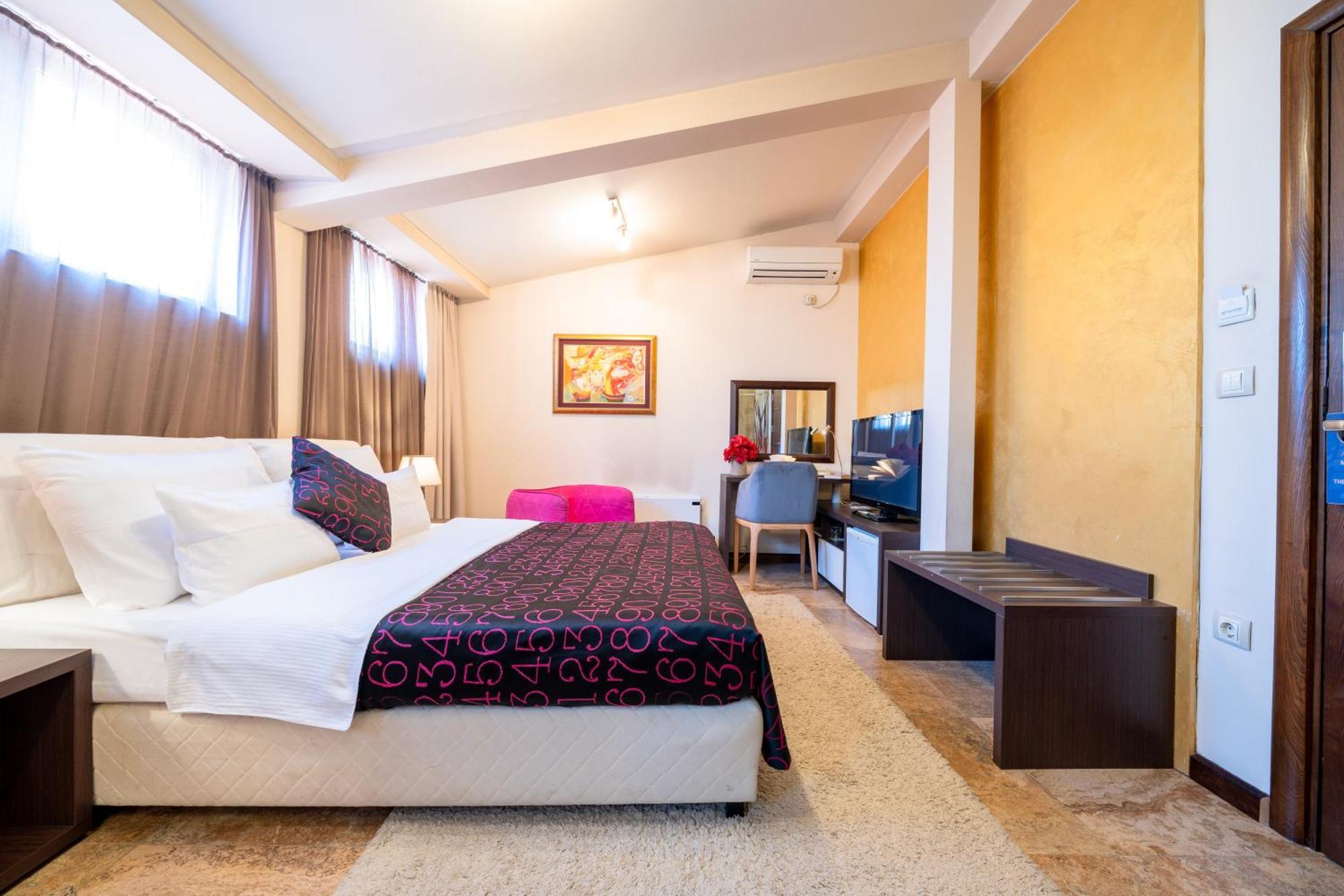 Hotel Alexandar Lux Podgorica Buitenkant foto